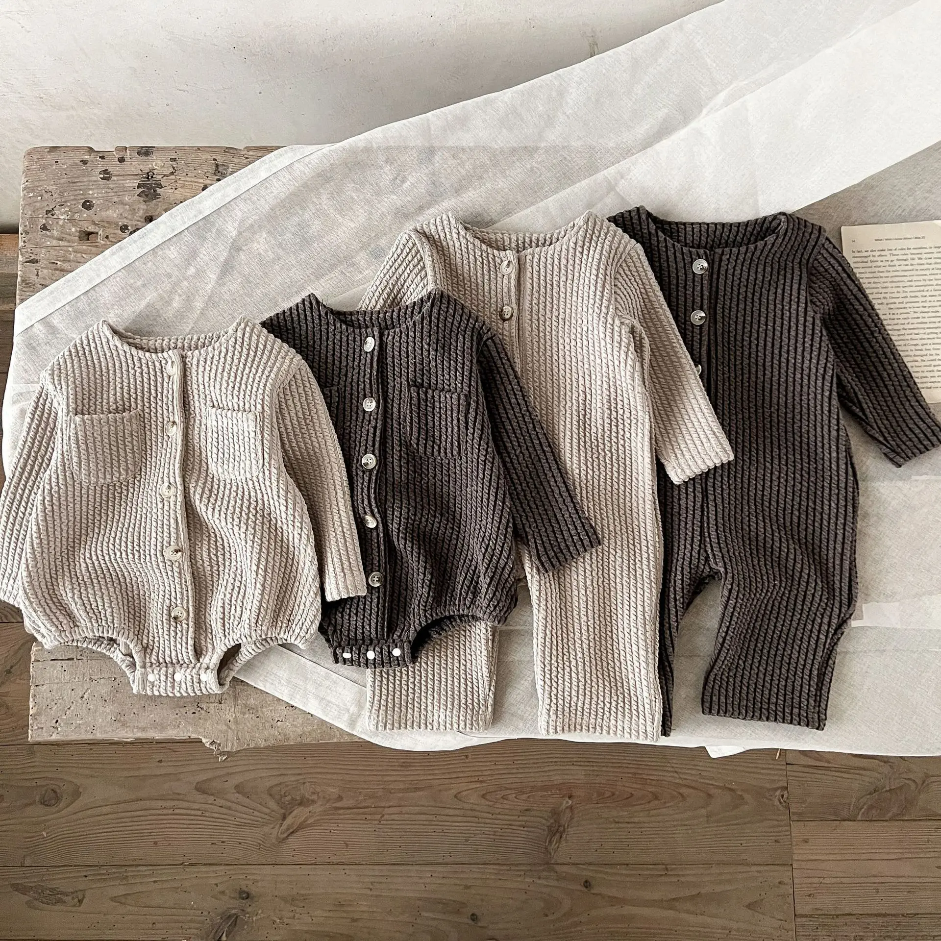 Весеннее простое боди в рубчик для малышей, комбинезон с длинными рукавами Для мальчиков, Свободные Двойные карманы, высококачественная одежда для ползания. Изображение 0