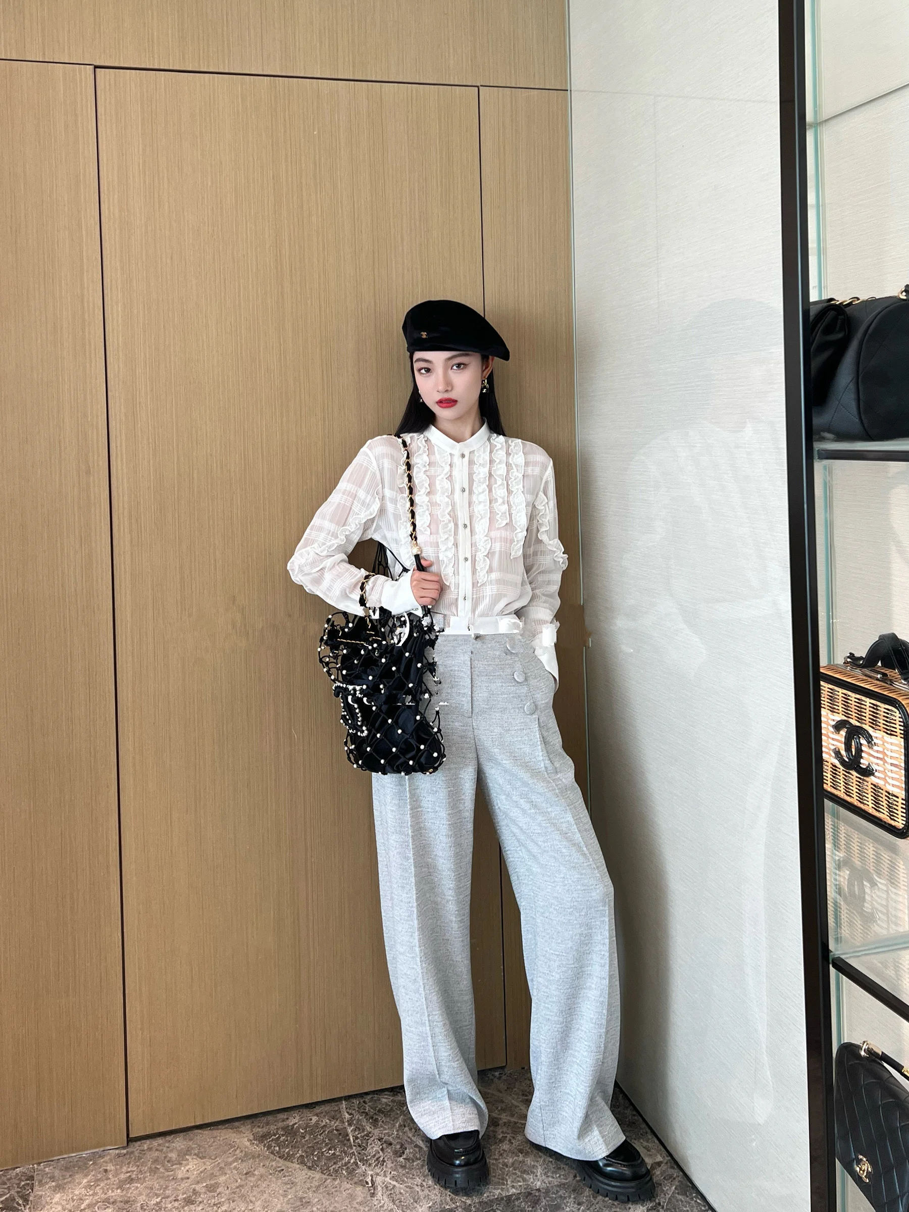 Тот же французский нишевый дизайн Xiaojingjia контрастного цвета с коротким рукавом, маленький ароматный топ, широкие брюки, костюм-двойка для женщин Изображение 2
