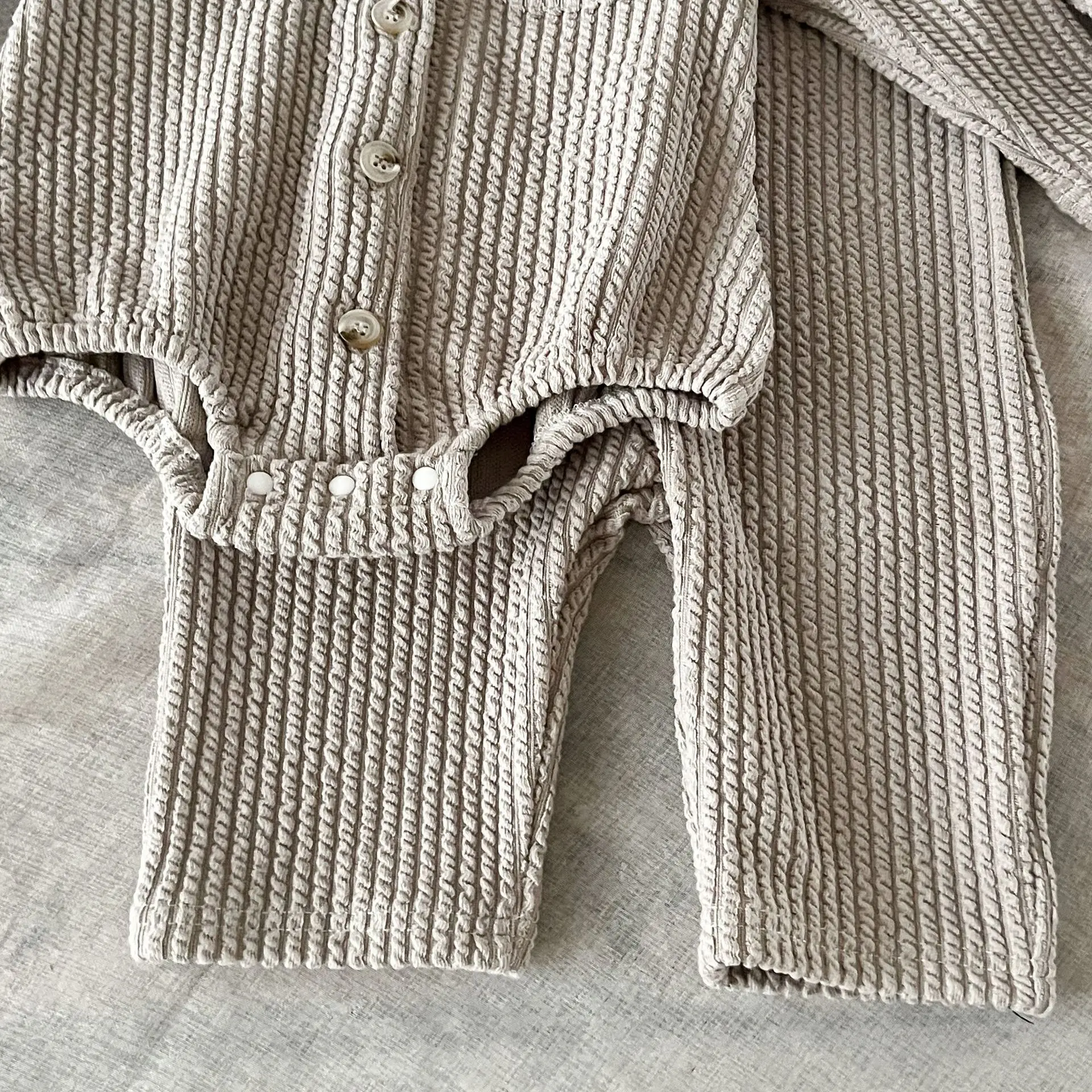 Весеннее простое боди в рубчик для малышей, комбинезон с длинными рукавами Для мальчиков, Свободные Двойные карманы, высококачественная одежда для ползания. Изображение 5