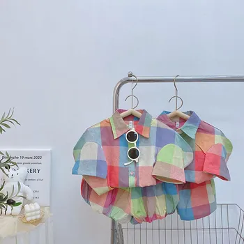 Детский комплект Корейской версии 2023, летний новый комплект из двух предметов с коротким рукавом и шортами, Модная разноцветная яркая повседневная одежда
