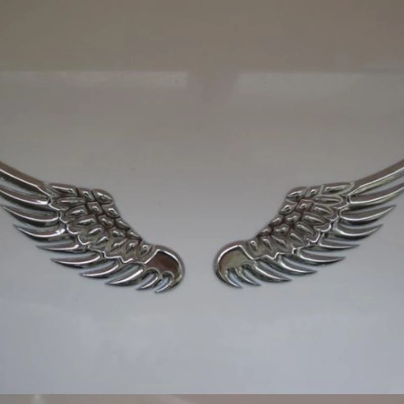 Авто крылья купить. Железные Крылья. Металлические Крылья ангела. Шильдик на автомобиль в виде крыльев. Крылья из металла.
